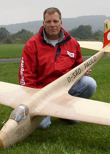 Frank Oeste mit seinem Flugzeugmodell "Fafnir"